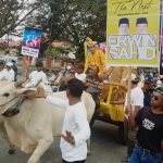 Pasangan Erwin – Sahid Naik Gerobak Mendaftar ke KPU Parimo, Ini Alasannya