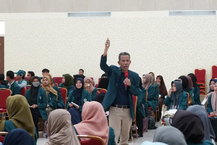 Rektor UIN Datokarama Profesor Haji Lukman S Thahir menyampaikan materi dalam pelatihan Soft Skill Leadership Awarness yang diikuti 300 mahasiswa penerima KIP Kuliah Angkatan 2023 di UIN Datokarama.