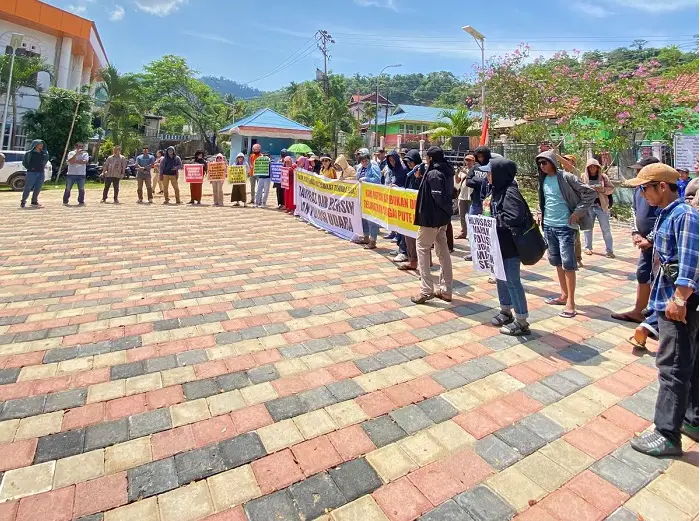 Geruduk Kantor Bupati Morut, Warga Towara Ajukan 7 Poin Tuntutan