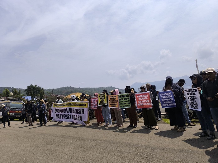 Geruduk Kantor Bupati Morut, Warga Towara Ajukan 7 Poin Tuntutan