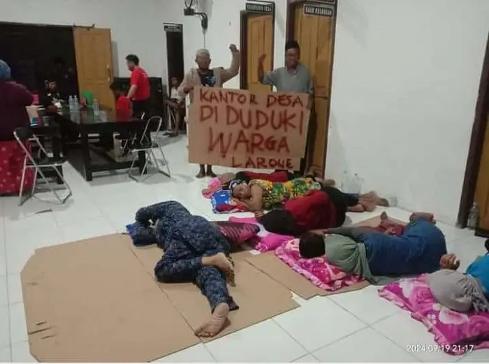 Puluhan Warga Duduki Kantor Desa Laroue Morowali, Tolak Kehadiran Perusahaan Batu Gamping