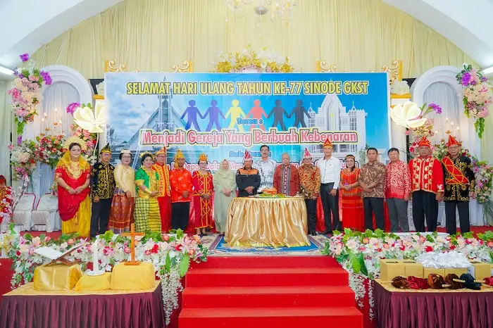 Berbagi Peran Rebut Hati Rakyat Sulteng, Anwar di Sidole Parimo, Reny Hadiri Ultah Sinode GKST Palu