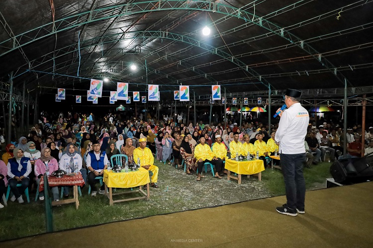 Kondisi Kelistrikan di Desa Siney Parimo, Anwar Hafid Tawarkan Program BERANI Menyala kepada Warga 