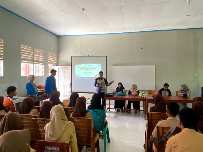 Menumbuhkan Minat Meneliti Siswa SMAN 1 Sindue, Tim Pengabdian Untad Beri Pelatihan Pemanfaatan Daun Kelapa Sebagai Biosorben Ion Logam Berat 