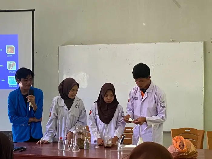 Menumbuhkan Minat Meneliti Siswa SMAN 1 Sindue, Tim Pengabdian Untad Beri Pelatihan Pemanfaatan Daun Kelapa Sebagai Biosorben Ion Logam Berat 
