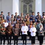 Presiden Jokowi dan Ibu Iriana Pamitan dengan Keluarga Besar Istana Jelang Purnatugas