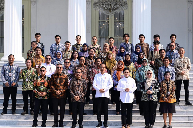 Presiden Jokowi dan Ibu Iriana Pamitan dengan Keluarga Besar Istana Jelang Purnatugas