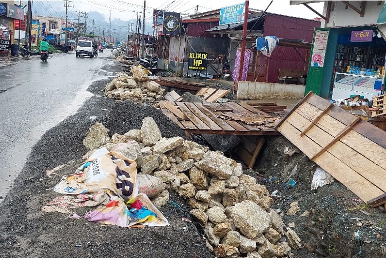 Proyek Drainase di Poros Trans Sulawesi di Bahodopi Morowali, Kapolsek: Materialnya Dibiarkan Berhamburan