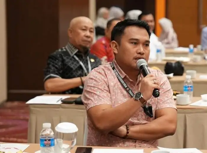 Aparat gabungan terdiri dari Dinas Perhubungan Kabupaten Morowali, Sat Pol PP, serta Polsek Bahodopi, menertibkan kendaraan roda dua milik kayawan PT IMIP yang parkir di bahu jalan trans Sulawesi di depan gerbang utama menuju area kawasan PT IMIP.