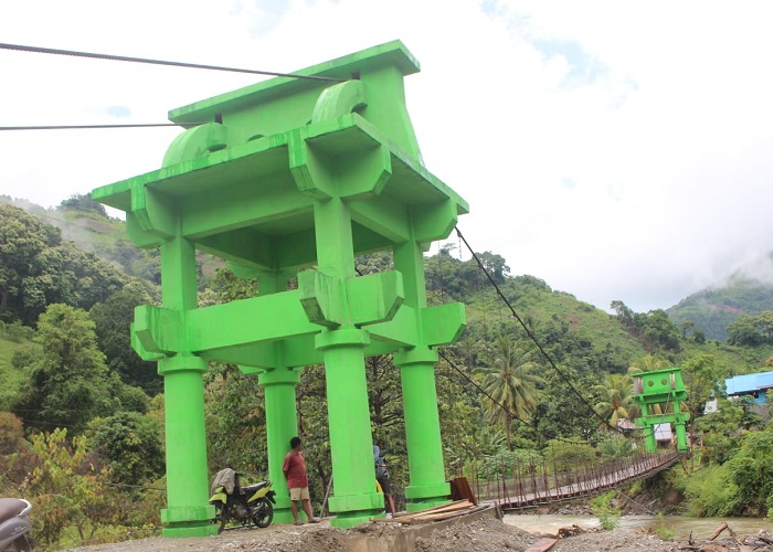 TMMD ke-122 Cat Ulang Jembatan Desa Bambasiang Parimo, Warga Apresiasi