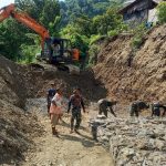 TNI dan Masyarakat Normalisasi Sungai Bambasiang Parimo untuk Antisipasi Banjir