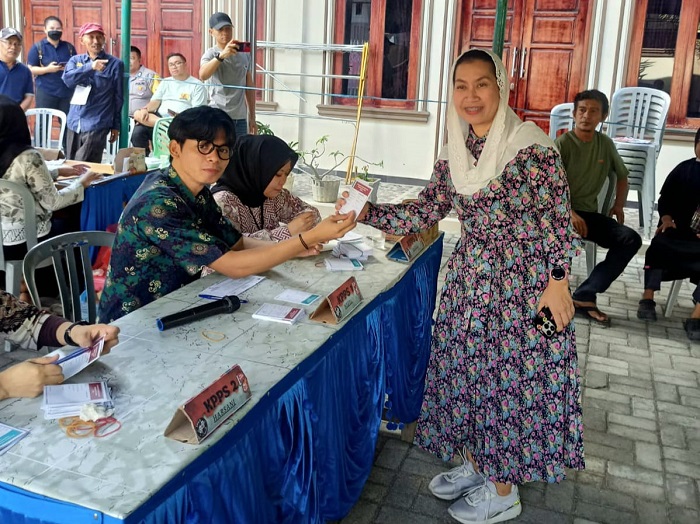 Cawawali Kota Palu Imelda Muhidin Salurkan Hak Pilih di TPS 10 Kamonji Palu Barat