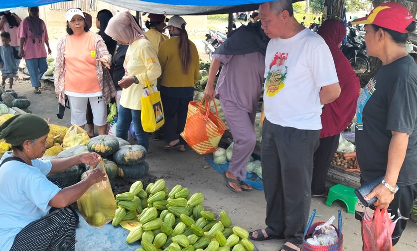 Rizal Intjenae Menjalin Keakraban dengan Blusukan ke Pasar Maranatha Sigi