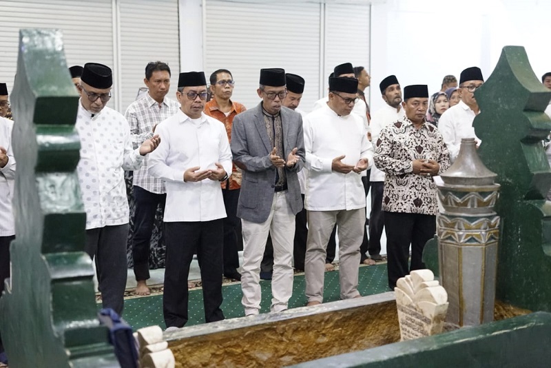 Peringati HAB 79 Kemenag, Pimpinan UIN Palu Ziarahi Makam Datokarama dan Guru Tua