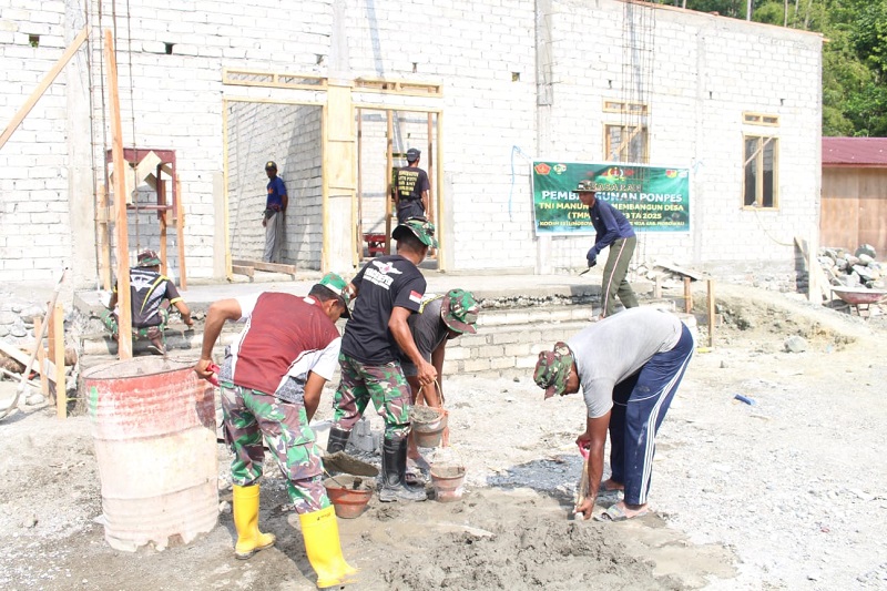 Bangun Asrama Pesantren Darul Quran Alkhairaat, Komitmen Satgas TMMD Kodim 1311/Morowali Bantu Masyarakat