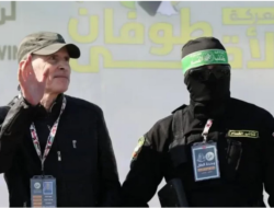 Surat Tahanan Israel yang Dibebaskan Hamas: Al-Qassam Memperlakukan Saya dengan Baik