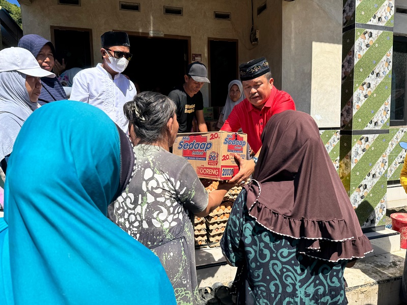 Erwin-Sahid Bagikan Ratusan Paket Sembako ke Penyintas Bencana Banjir Palasa Parimo