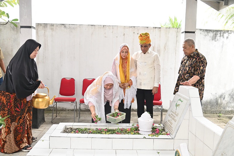 Gubernur dan Wagub Ziarah ke Makam Mantan Gubernur Sulteng Periode 1986-1996