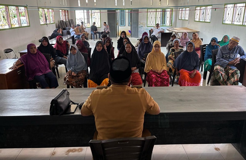 Kades Ipi Morowali Sisihkan Gajinya untuk Membantu Warganya yang Kurang Mampu