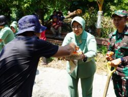 Ketua Persit KCK Cabang LXVII Bagikan Konsumsi di Lokasi TMMD Desa Sakita Morowali