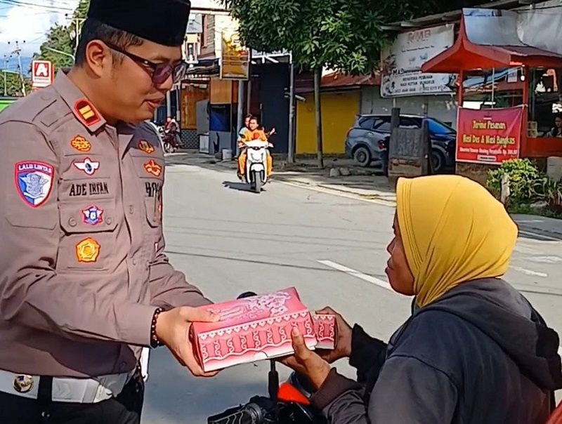 Polres Donggala Ingatkan Pengendara Soal Keselamatan Sembari Berbagi Takjil