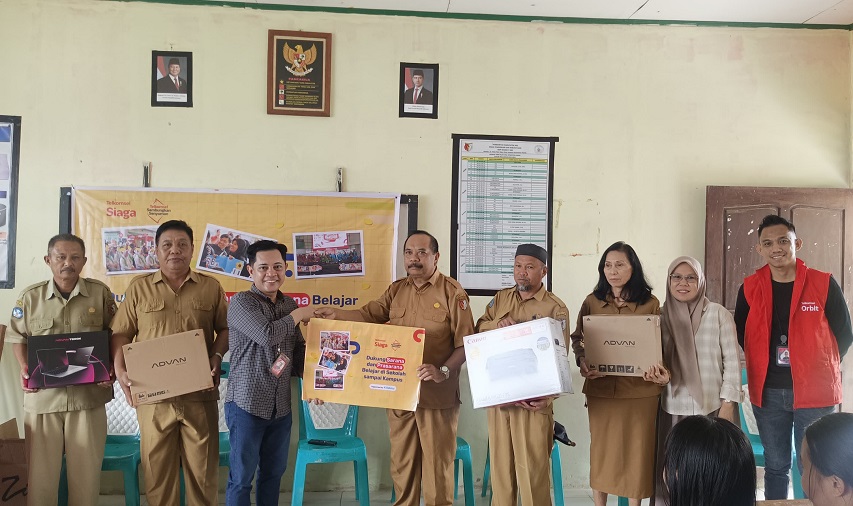 Telkomsel Salurkan Bantuan Alat Pendidikan untuk SMPN 7 Sigi