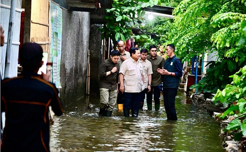 Tinjau Lokasi Banjir Bekasi, Presiden Prabowo Berbuka Puasa Bersama Warga