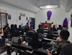 Bupati Vera Laruni Ikuti Ibadah Misa Jumat Agung di Gereja Katolik Donggala