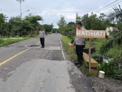 IPDA Motte Bumbungan Memasang Rambu dan Tandai Jalan Berlubang di Desa Tiwaa Morut