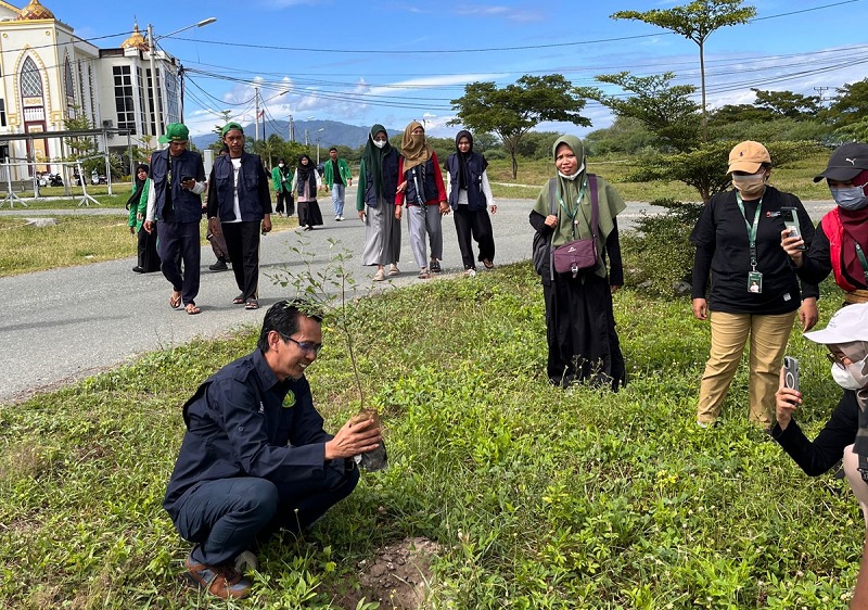 DEMA UIN Datokarama Bersama Mahasiswa KKN Tanam 100 Pohon di Kawasan Kampus II Sigi