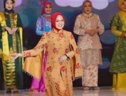 Fashion Show APEKSI Surabaya, Ketua TP PKK Diah Puspita Tampilkan Wastra Khas Kota Palu