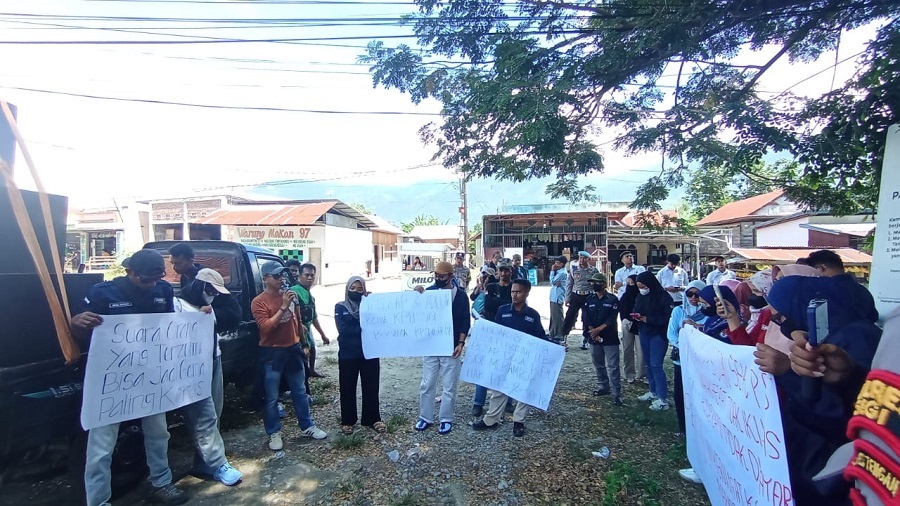 Honorarium Belum Dibayarkan, Puluhan PPS Sigi Kembali Aksi Protes, Ancam Segel Kantor KPU