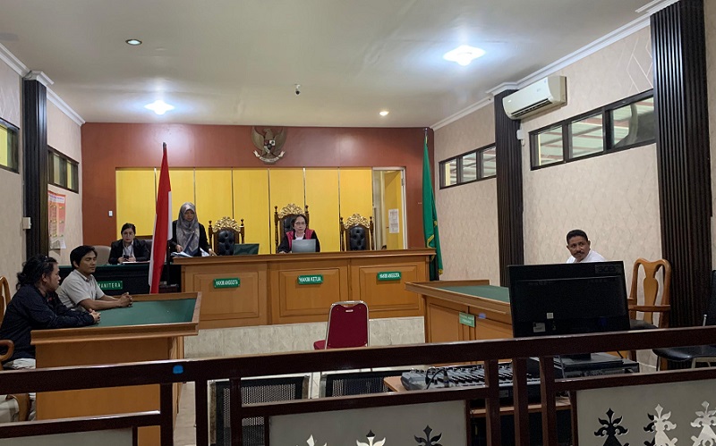 PN Palu Bebaskan Jurnalis Hendly Mangkali dari Status Tersangka