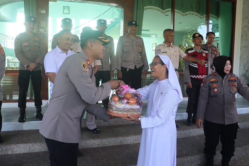 Peringatan Kenaikan Yesus Kristus, Polres Lampung Selatan Berikan Tali Asih di Retret Ngisonando Kalianda
