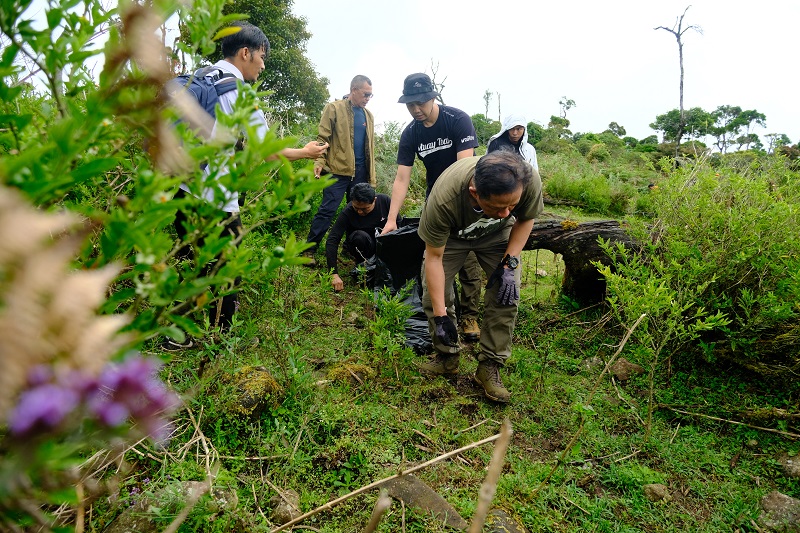 Akhiri Sampah Plastik, PT Vale Berdayakan Masyarakat dan Kolaborasi KLHK Bersih Sampah di Gunung Bawakaraeng