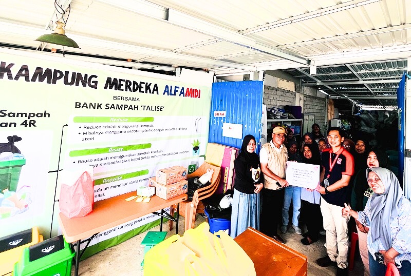 Alfamidi Palu Resmikan Program Kampung Merdeka di Bank Sampah Talise, Olah Minyak Jelantah Jadi Peluang Usaha