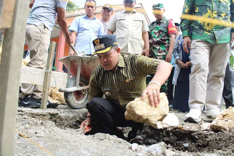 Bupati Morowali Letakkan Batu Pertama di SDN 1 Puntari Makmur