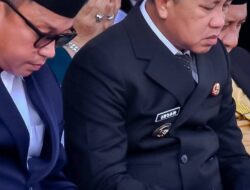 Bupati Morut Tertangkap Kamera Sedang Main Ponsel Saat Doa Pelantikan 2 Kepala Daerah