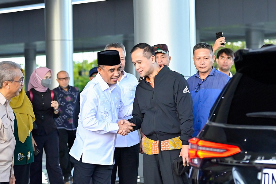 Menteri Transmigrasi Kunjungi Sulteng, Tinjau Program Petik Kopi hingga Serahkan Hewan Kurban