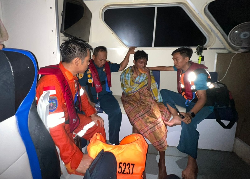 Tim SAR Evakuasi Penumpang KM Tilong Kabila yang Jatuh di Perairan Luwuk Banggai