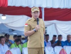 Apel Umum di Bungku Pesisir, Bupati Iksan Bagikan Seragam Gratis Bagi Siswa SD dan SMP