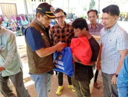 Bupati Parimo Salurkan Bantuan Pangan Pascabencana dan Santunan Kematian BPJS Ketenagakerjaan 