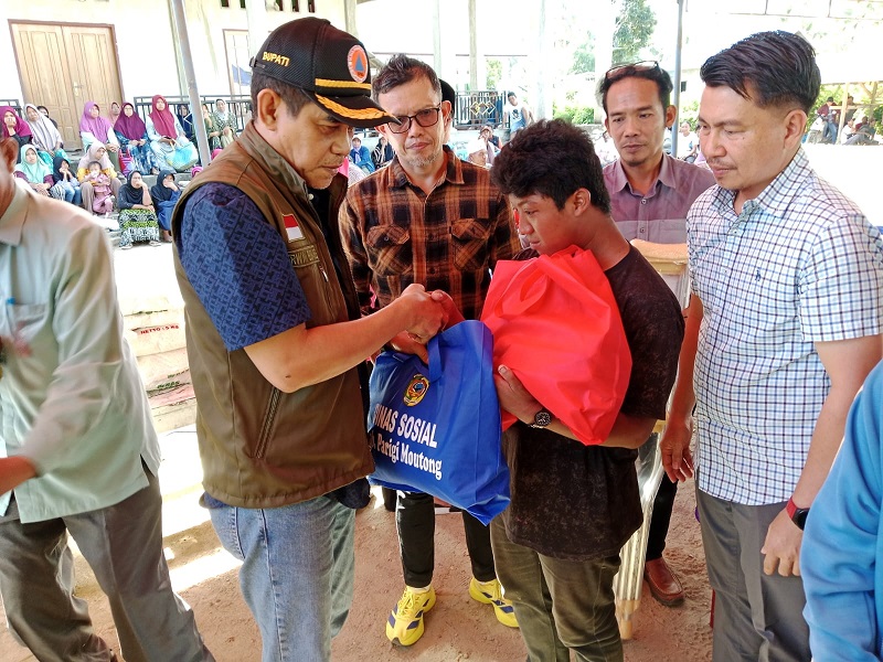 Bupati Parimo Salurkan Bantuan Pangan Pascabencana dan Santunan Kematian BPJS Ketenagakerjaan 