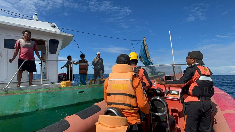 Empat Penumpang Long Boat Mati Mesin di Perairan Matanga Balut Berhasil Dievakuasi Tim SAR
