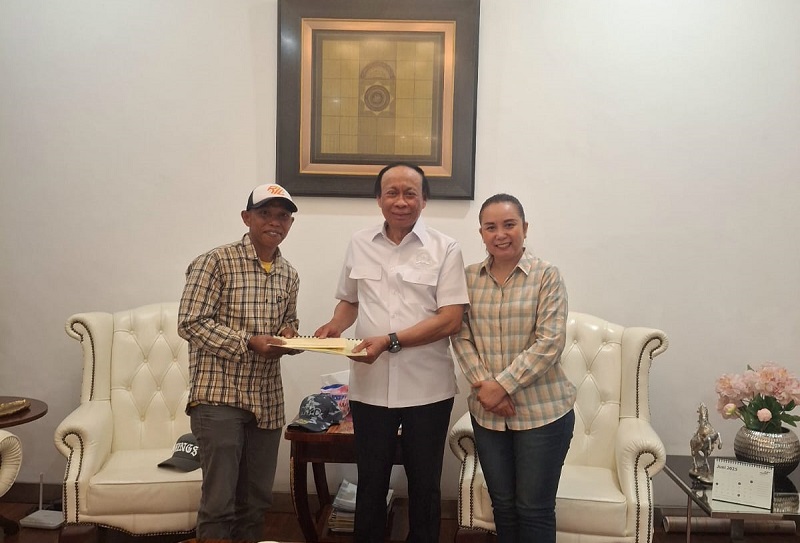 Muhidin Said Bantu Panitia HUT Ke-76 Pemuda GKST Klasis Pamona Utara