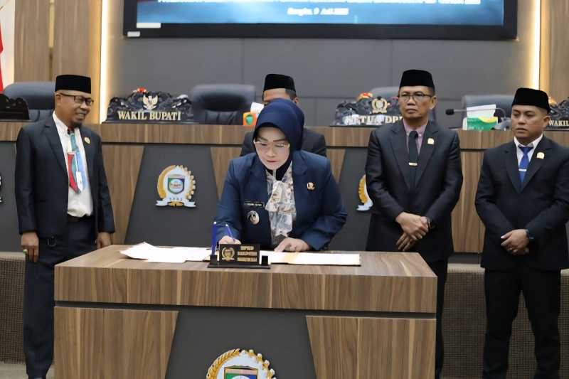 Pemkab Morowali Tanggapi Ranperda Inisiatif DPRD dalam Rapat Paripurna