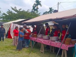 Satbrimob Polda Sulteng Mendirikan Dapur Lapangan untuk Warga Terdampak Gempa di Poso