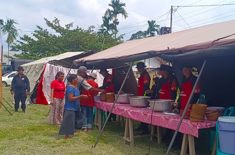 Satbrimob Polda Sulteng Mendirikan Dapur Lapangan Untuk Warga Terdampak Gempa di Poso