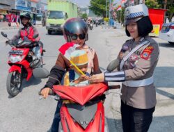 Jelang HUT Ke-80 RI, Satlantas Polres Poso Bagikan Bendera Merah Putih kepada Pengendara