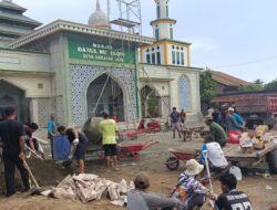 Kades Harapan Jaya Morowali Kerja Bakti Bersama Warga di Masjid Darul Muttaqin